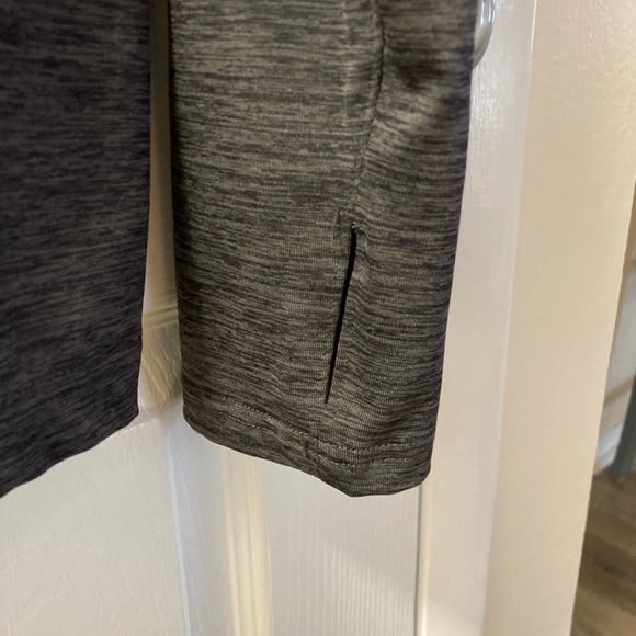 Reebok Men’s 1/4 zip pullover, medium - Picture 4 of 4